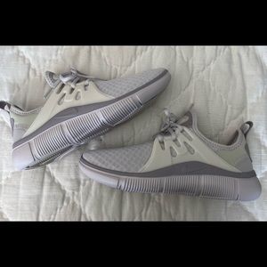 White Nike tennis shoes